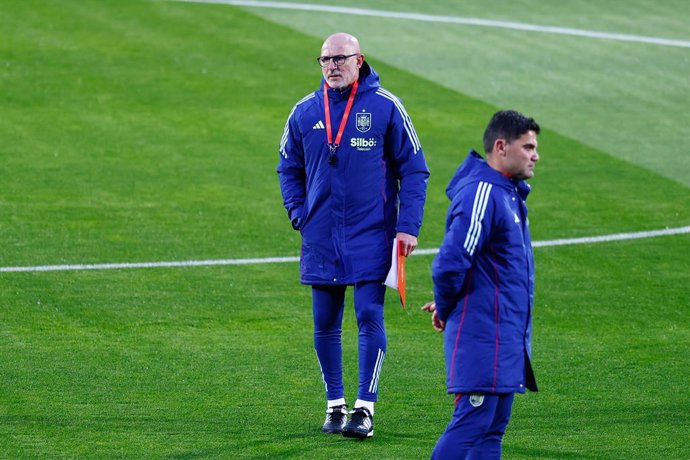 Archivo - Luis de la Fuente looks on during the training session of Spain Team ahead of the UEFA Nations League match against the Netherlands at Ciudad del Futbol on March 17, 2025, in Las Rozas, Madrid, Spain.