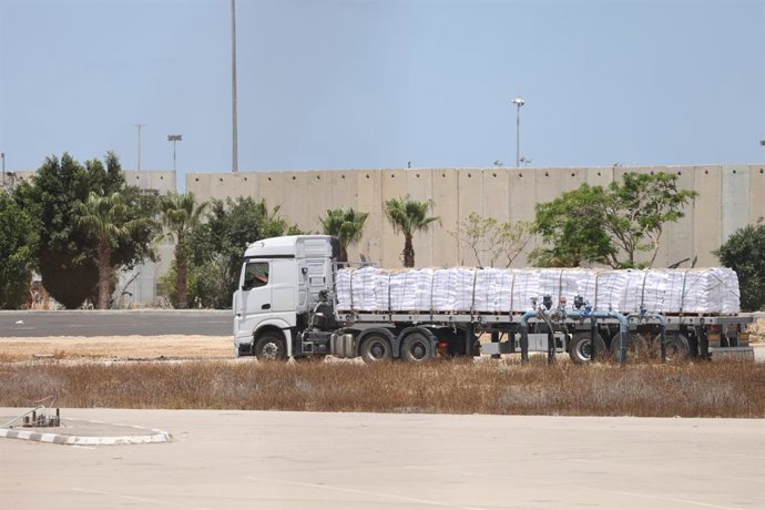 CRUZAMENTO DE KEREM SHALOM, 20 de maio de 2025 -- Um caminhão transportando ajuda é visto no lado israelense do cruzamento de Kerem Shalom, em 20 de maio de 2025. Um total de 93 caminhões das Nações Unidas transportando ajuda humanitária, incluindo farinh