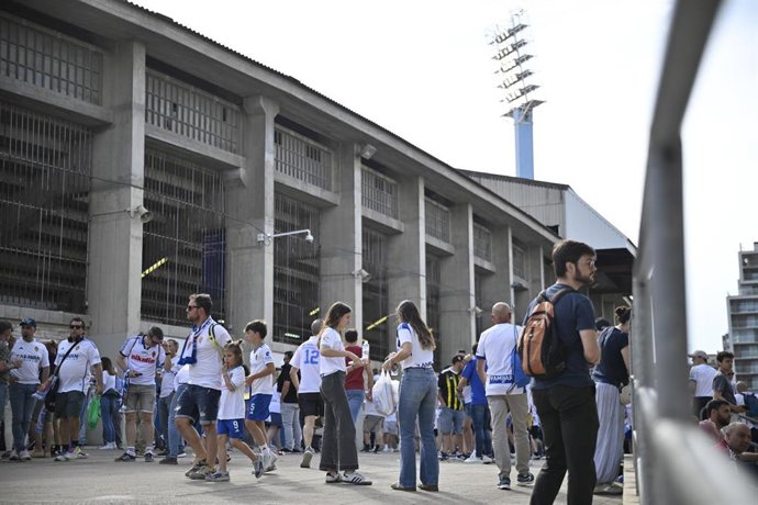 Aficionados en el l estadio de La Romareda durante el último partido oficial de fútbol, entre el Real Zaragoza y el Deportivo de la Coruña, antes de su desmontaje y demolición, a 25 de mayo de 2025, en Zaragoza, Aragón (España). 