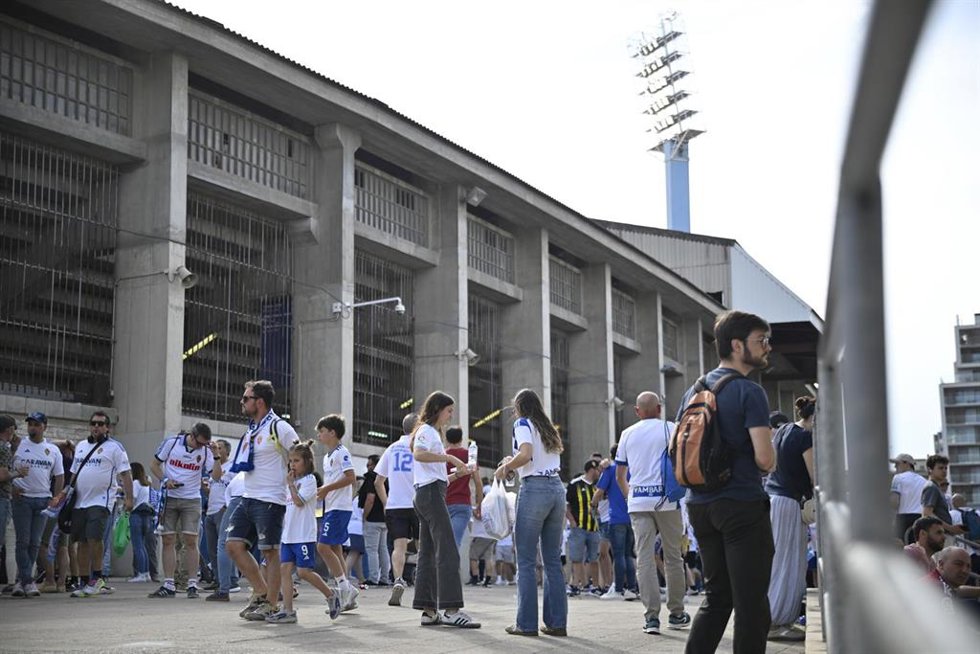 Aficionados en el l estadio de La Romareda durante el último partido oficial de fútbol, entre el Real Zaragoza y el Deportivo de la Coruña, antes de su desmontaje y demolición, a 25 de mayo de 2025, en Zaragoza, Aragón (España). 