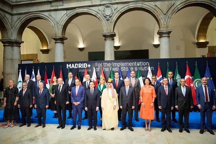 Foto de família durante a Reunião Ministerial Madrid+ para a Implementação da Solução de Dois Estados, no Ministério de Relações Exteriores, União Europeia e Cooperação, em 25 de maio de 2025, em Madri (Espanha). O Ministério sedia a reunião