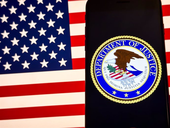 Archivo - July 14, 2024, Butler, Pennsylvania, United States of America: The U.S. Department of Justice shield after Donald Trump was struck by gunfire during an assassination attempt was made on his life at a 2024 U.S. Presidential Election campaign rall
