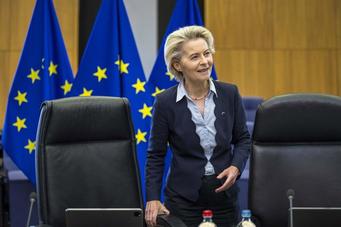 14 de maio de 2025: A presidente da Comissão Europeia, Ursula von der Leyen (C), chega para presidir a reunião semanal dos comissários no edifício Berlaymont em Bruxelas, Bélgica, 14.05.2025. Embora a decisão do tribunal do "Pfizergate" sobre seu acordo n