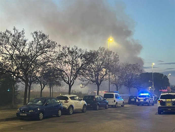El Ayuntamiento de Torrent (Valencia) ha trasladado a los vecinos la recomendación de permanecer en casa y con las ventanas cerradas debido al humo tóxico generado por el incendio de una fábrica.