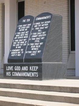 Archivo - February 16, 2007 - Cross City, FL, USA - A privately-funded Ten Commandments monument on the steps of the county courthouse in Cross City, Fla., in 2007.