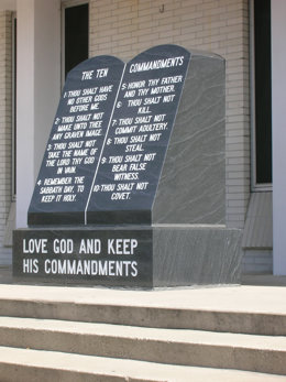 Archivo - 16 de fevereiro de 2007 - Cross City, Flórida, EUA - Um monumento aos Dez Mandamentos financiado pelo setor privado nos degraus do tribunal do condado em Cross City, Flórida, em 2007.