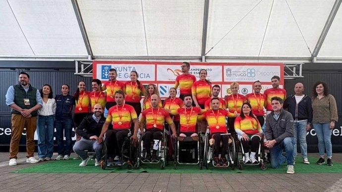 Foto de familia de los campeones de España de la prueba en línea de los Nacionales de Ciclismo Paralímpico en Carretera