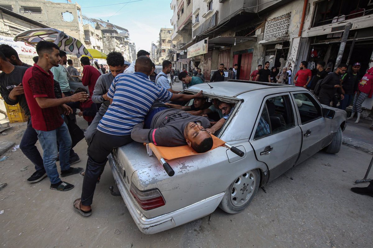 Al menos una veintena de muertos y decenas de heridos en un ataque de Israel contra una escuela en Gaza
