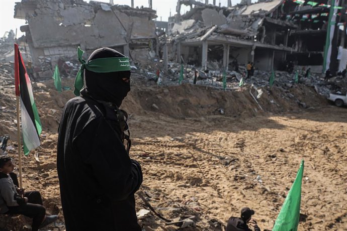 Archivo - Arquivo - 30 de janeiro de 2025, Jabalia, Faixa de Gaza, Território Palestino: Militantes do Hamas palestino libertam a soldado israelense Agam Berger, detida em Gaza desde 7 de outubro de 2023, como parte de um cessar-fogo e de um acordo de tro