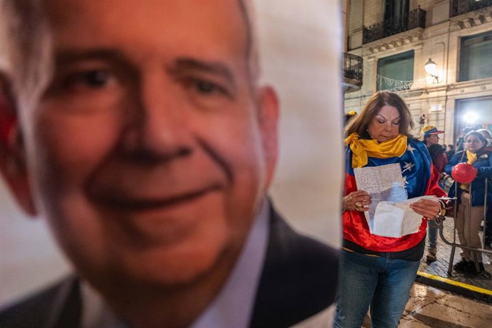 Archivo - Arquivo - 10 de janeiro de 2025, Barcelona, Barcelona, Espanha: Dezenas de venezuelanos que vivem em Barcelona estão protestando no centro da cidade contra a posse de Nicolas Maduro como presidente eleito da Venezuela. Os manifestantes considera