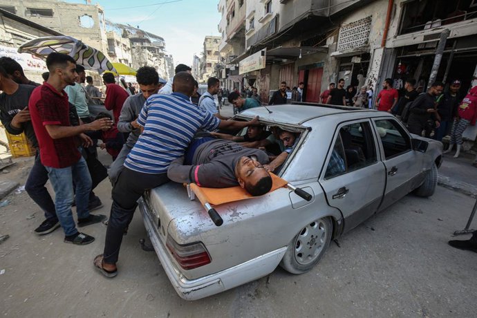 7 de maio de 2025, Cidade de Gaza, Faixa de Gaza, Território Palestino: Palestinos transportam os corpos e os feridos para o Hospital Al-Shifa depois que um ataque aéreo israelense teve como alvo uma reunião de cidadãos na Cidade de Gaza, em 7 de maio de 
