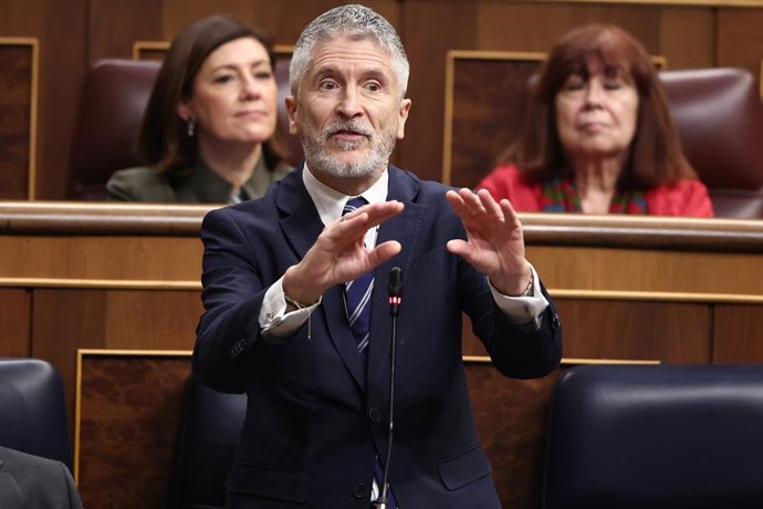 Archivo - Arquivo - O Ministro do Interior, Fernando Grande-Marlaska, fala durante uma sessão de controle do governo no Congresso dos Deputados, em 19 de março de 2025, em Madri (Espanha). Os gastos com defesa são o foco da sessão de controle do governo.