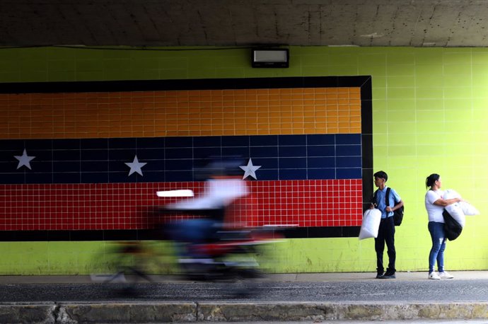 Archivo - April 24, 2025, Valencia, Carabobo, Venezuela: April 24, 2025.People doing daily chores in the city of Valencia, Venezuela. Photo: Juan Carlos Hernández