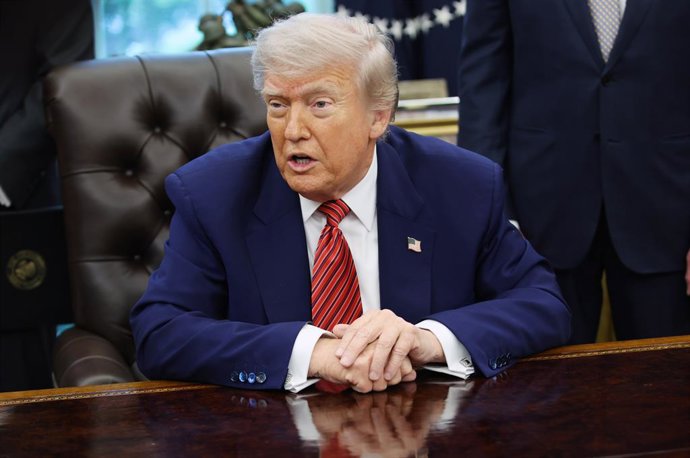 El presidente de Estados Unidos, Donald Trump, habla con la prensa tras la firma de una orden ejecutiva en la Casa Blanca (archivo)