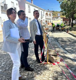El alcalde de Almadén de la Plata, en el centro, junto al delegado territorial de Justicia, Administración Local y Función Pública de la Junta, visitan obras financiadas con los programas Meinfra y PFEA.