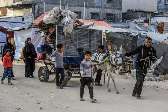 Palestinos deixam Khan Younis, no sul da Faixa de Gaza, após ordens de evacuação emitidas pelo exército israelense para a área em meio à ofensiva contra o enclave costeiro (arquivo).