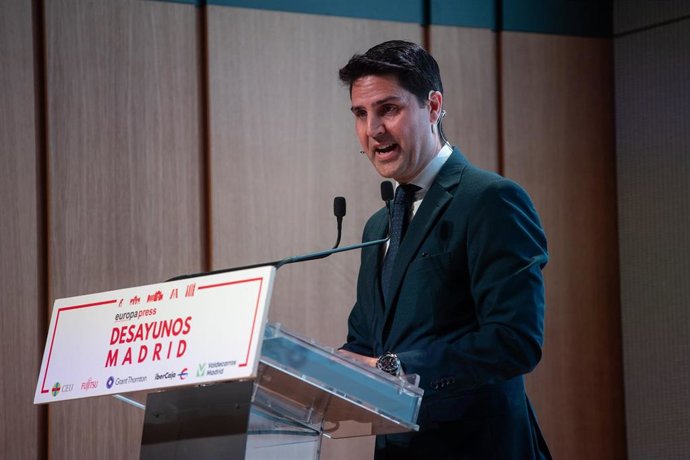 El consejero de Educación, Ciencia y Universidades de la Comunidad de Madrid, Emilio Viciana, interviene durante un Desayuno Madrid organizado por Europa Press, en el Auditorio Meeting Place, a 26 de mayo de 2025, en Madrid (España).