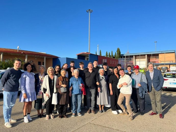 Foto de los participantes en la primera edición del concierto solidario, a las puertas del centro penitenciario.