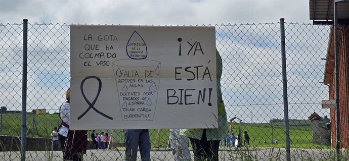 Cartelos de protesta nun colexu públicu asturianu.