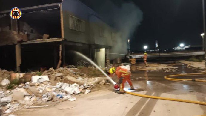 Bombers treballen en l'extinció de l'incendi de Torrent
