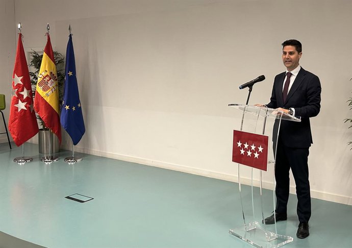 Archivo - Arquivo - O Ministro Regional da Educação, Ciência e Universidades, Emilio Viciana, participa da cerimônia de graduação dos 30 profissionais que compõem o programa de orientação VET da Comunidade de Madri, em 11 de dezembro de 2024, em Madri.