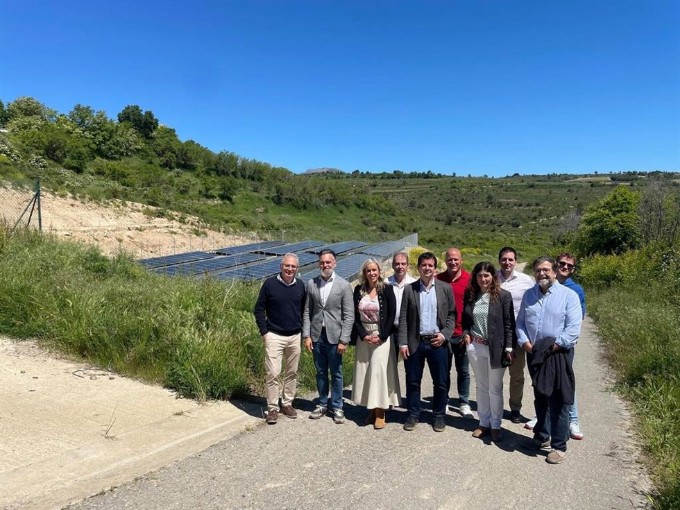 El consejero Irujo y la directora general Basterra junto a la alcaldesa Remírez, Diego Garrido, personal de Solarfarm y ENERCOOP, y representantes de otras comunidades energéticas de la zona