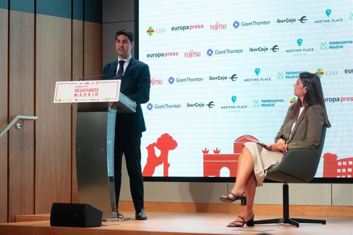 O Ministro Regional de Educação, Ciência e Universidades da Comunidade de Madri, Emilio Viciana, em um café da manhã com a imprensa da Europa em Madri.