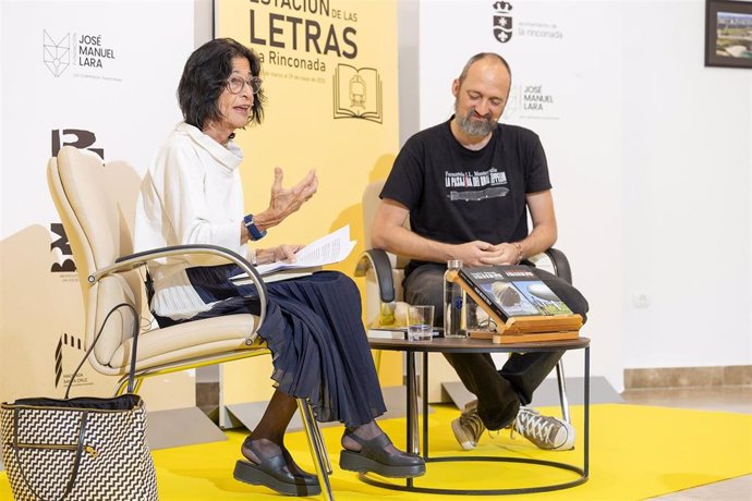 El escritor Fernando Monterrubio conversa con la periodista Mercedes de Pablos acerca de su obra 'La pasajera del Graf Zeppelin' en La Rinconada.