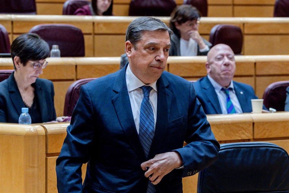 El ministro de Agricultura, Pesca y Alimentación, Luis Planas, durante una sesión de control al Gobierno en el Senado, a 6 de mayo de 2025, en Madrid (España). Tras el apagón de luz que afectó a la Península Ibérica el pasado 28 de mayo, el Gobierno res