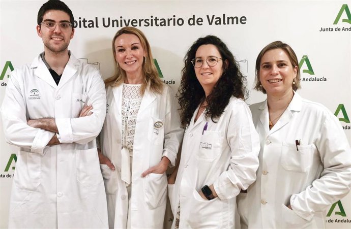 El investigador principal Juan Manuel Morón, la jefa de Dermatología, la doctora Amalia Pérez, y las dermatólogas responsables de la Unidad de Oncología Cutánea Ana Lorente y María Coronel.
