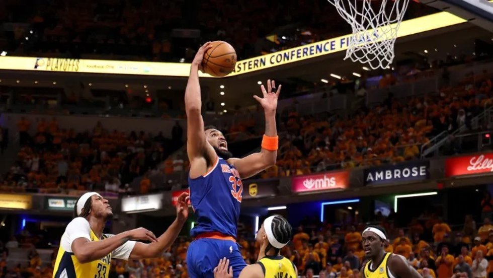Karl-Anthony Towns intenta una canasta en el Pacers-Knicks de las Finales de la Conferencia Este de la NBA 24-25