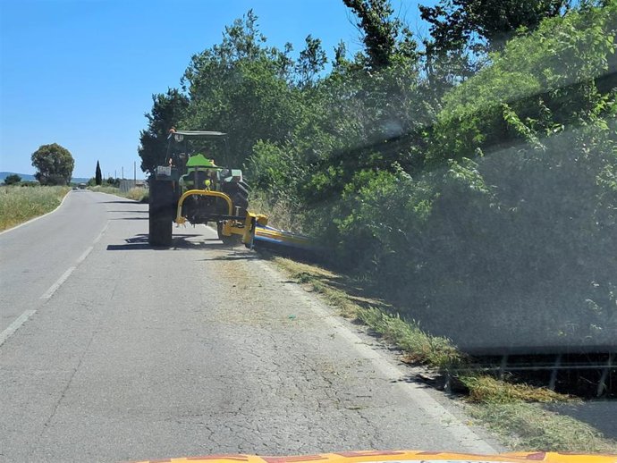 Tareas de desbroce de Diputación en una de las carreteras de la provincia.