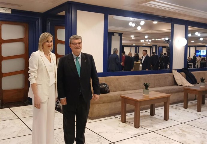 La portavoz del Gobierno Vasco, Maria Ubarretxena, y el alcalde de Bilbao, Juan María Aburto, ante de participar en un desayuno informativo en Bilbao.