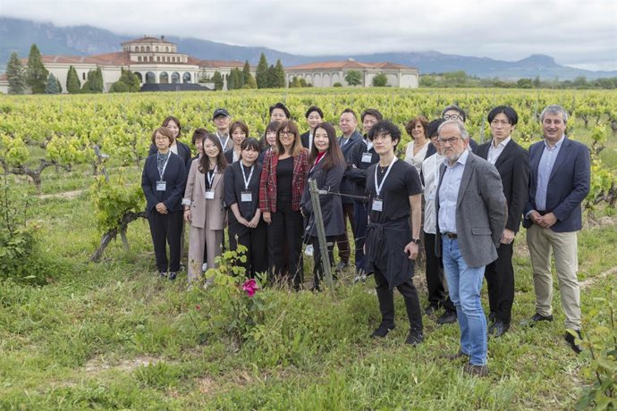 La consejera de Alimentación, Desarrollo Rural, Agricultura y Pesca del Gobierno Vasco, Amaia Barredo, ha presentado en la localidad alavesa de Laguardia, los viñedos y bodegas de Rioja Alavesa a una delegación japonesa