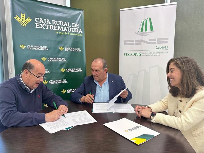 El presidente de Caja Rural de Extremadura, Urbano Caballo, y el presidente de Fecons, Carlos Izquierdo, firman un convenio de colaboración