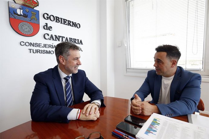El consejero de Cultura, Turismo y Deporte, Luis Martínez Abad, recibe a Raúl Alegría.