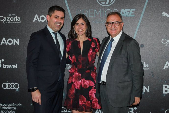 Archivo - David Aganzo, president of AFE, Lourdes Garcia Campos, from RTVE, and Roberto Gomez, from Radio Marca pose for photo during the AFE (Spanish Soccer Players Association) awards ceremony at Real Casino de Madrid on November 06, 2023,  in Madrid, S