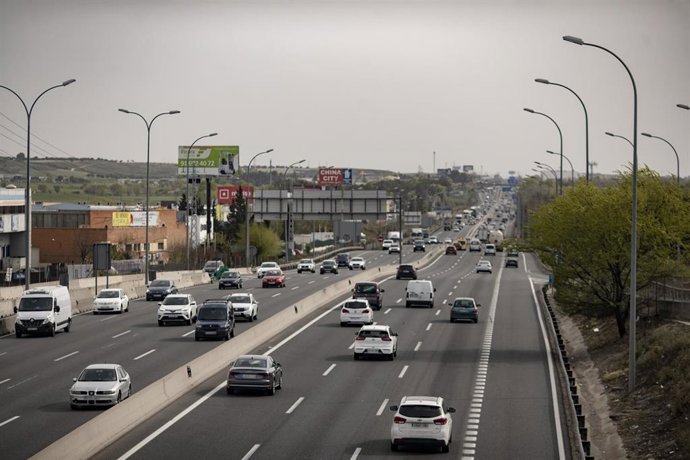 Archivo - Tráfico de coches en la autovía del Sur o A-4, antiguamente llamada autovía de Andalucía a la altura de la localidad de Pinto, Madrid (España), a 26 de marzo de 2021. La autovía experimenta afluencia de tráfico a pesar de que la Comunidad de Mad