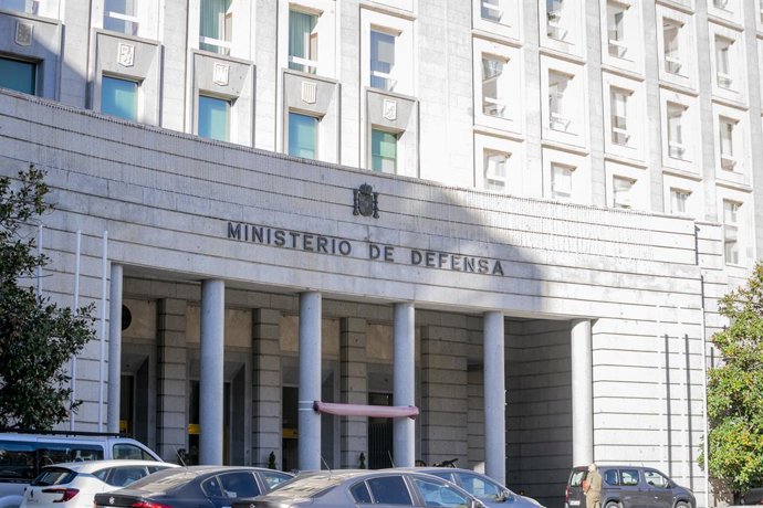 Archivo - Arquivo - Fachada do Ministério da Defesa onde foi recebida uma encomenda-bomba, em 1º de dezembro de 2022, em Madri (Espanha). O Ministério da Defesa e a Base Aérea de Torrejón de Ardoz receberam dispositivos explosivos no início desta manhã, q