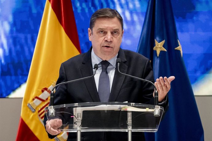 Archivo - El ministro de Agricultura, Pesca y Alimentación, Luis Planas, durante una rueda de prensa para informar sobre la aplicación en España de las medidas acordadas en el último Consejo de Ministros de Agricultura de la Unión Europea (UE), en la sede