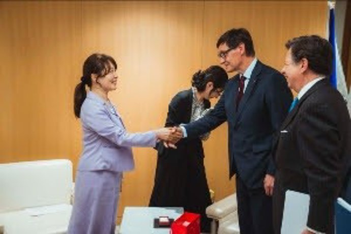 La vicegobernadora de Tokyo (Japón), Akiko Matsumoto, y el presidente de la Generalitat, Salvador Illa, en una reunión en la capital nipona.