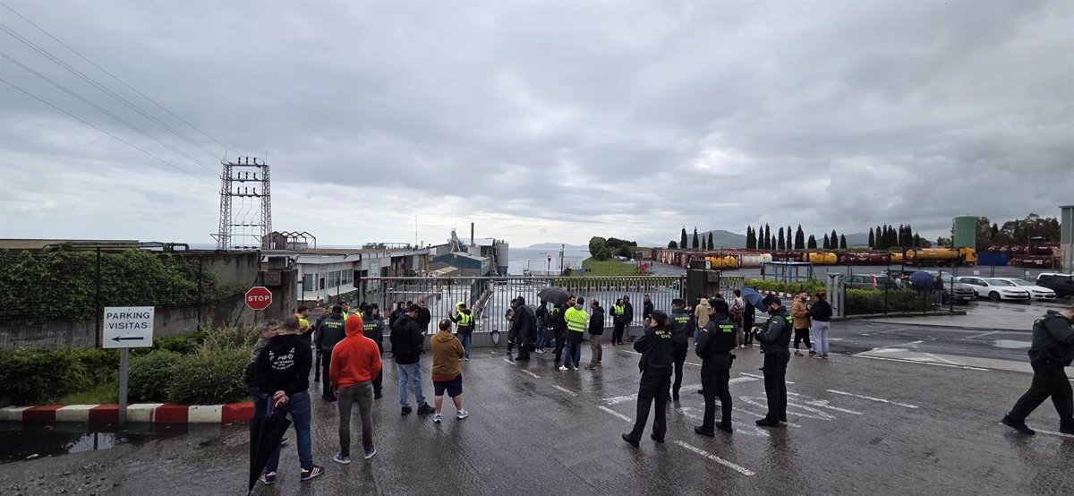 Comienza la huelga en Derivados del Flúor con un seguimiento del 70% y  momentos de tensión , según CCOO