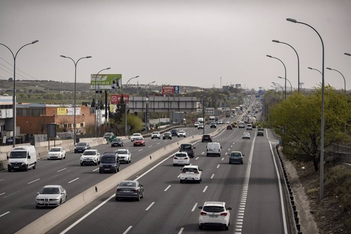 Archivo - Tráfico de coches en la autovía del Sur o A-4, antiguamente llamada autovía de Andalucía a la altura de la localidad de Pinto, Madrid (España), a 26 de marzo de 2021. La autovía experimenta afluencia de tráfico a pesar de que la Comunidad de Mad