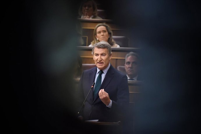 O líder da oposição e presidente do PP, Alberto Núñez Feijóo, durante uma sessão de controle do governo, no Congresso dos Deputados, em 21 de maio de 2025, em Madri (Espanha). Durante a sessão de controle, os grupos parlamentares PP e VOX, têm
