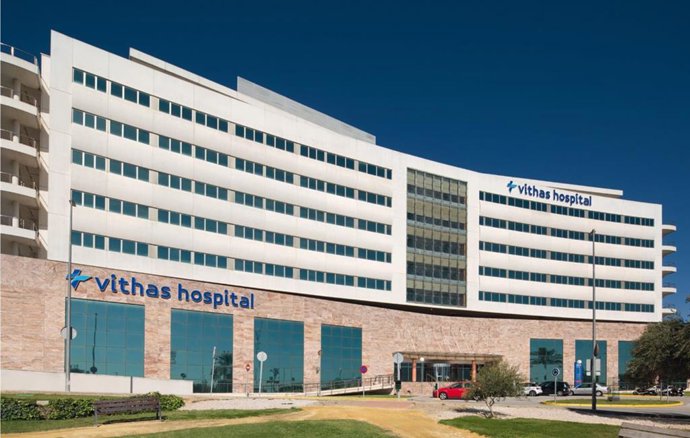 Archivo - Fachada principal del Hospital Vithas Sevilla.