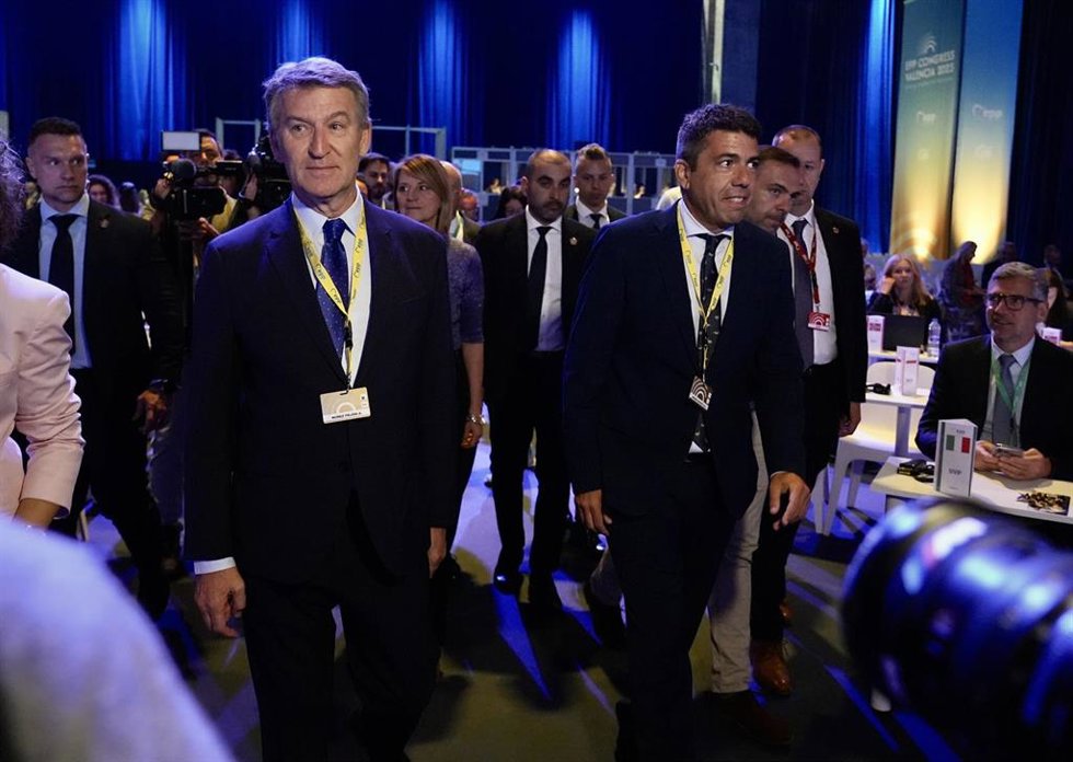 El presidente del PP, Alberto Núñez Feijóo, y presidente de la Generalitat valenciana, Carlos Mazón, en la clausura del congreso del Partido Popular Europeo (PPE), a 30 de abril de 2025, en Valencia.