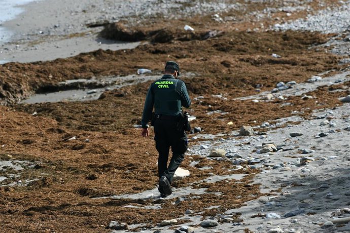 Archivo - Imagen de archivo de un guardia civil en una playa de Benzú, en Ceuta