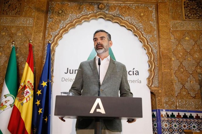 El consejero de Agricultura, Pesca, Agua y Desarrollo Rural de la Junta de Andalucía, Ramón Fernández-Pacheco, durante el acto de entrega de la resolución de concesión de agua para riego en Almería.