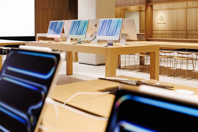 Archivo - Arquivo - Vários IMacs e iPads em exposição na nova loja da Apple em La Vaguada em 27 de novembro de 2024 em Madri, Espanha. A loja será aberta oficialmente amanhã, 28 de novembro, e será a quinta loja da Apple em Madri e a 12ª na Espanha.