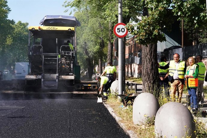 Trabajadores realizan trabajos de asfaltado en una calle de Madrid